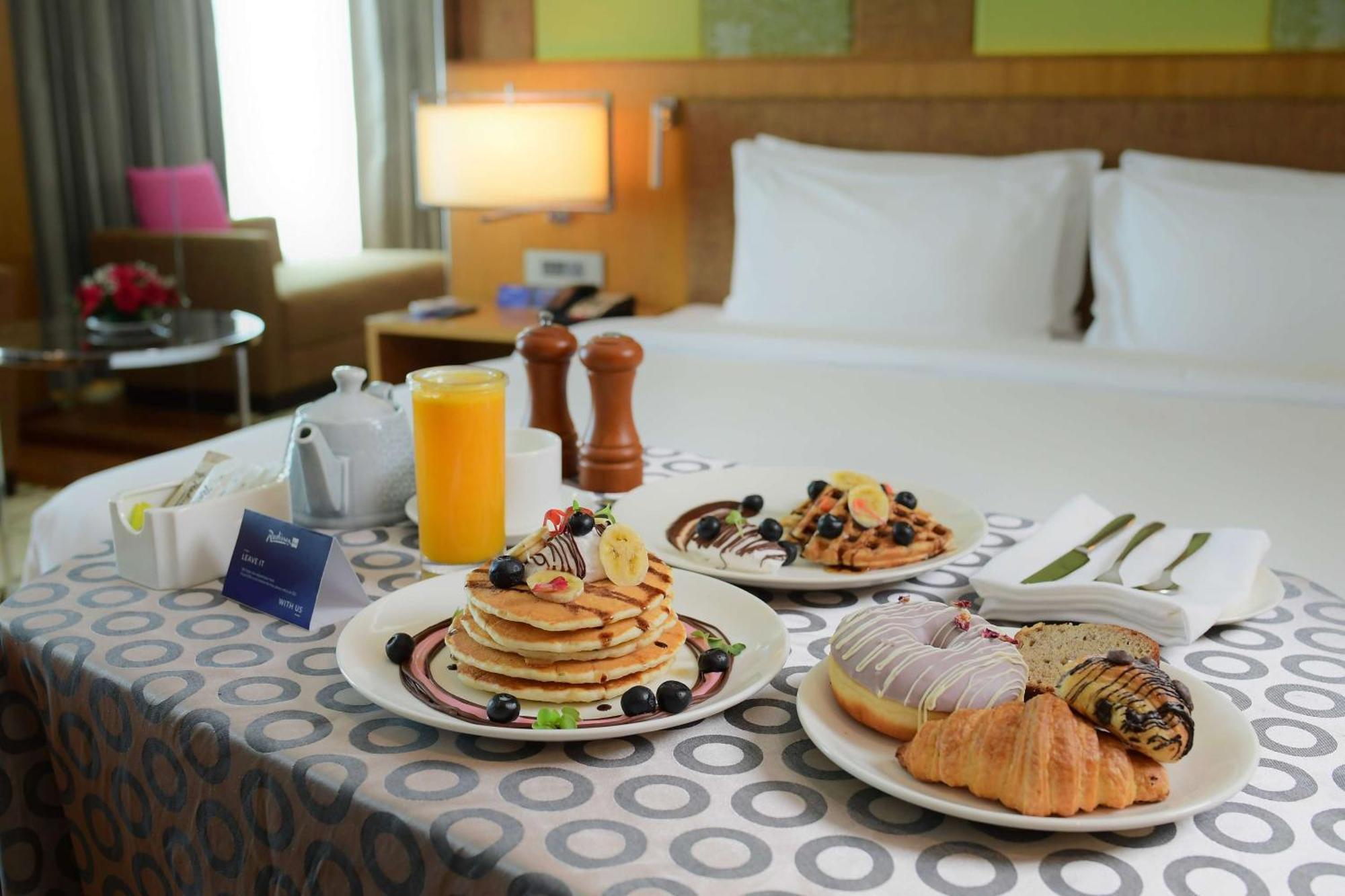 ราดิสสัน บลู โฮเต็ล กูวาฮาติ Hotel ภายนอก รูปภาพ Room service