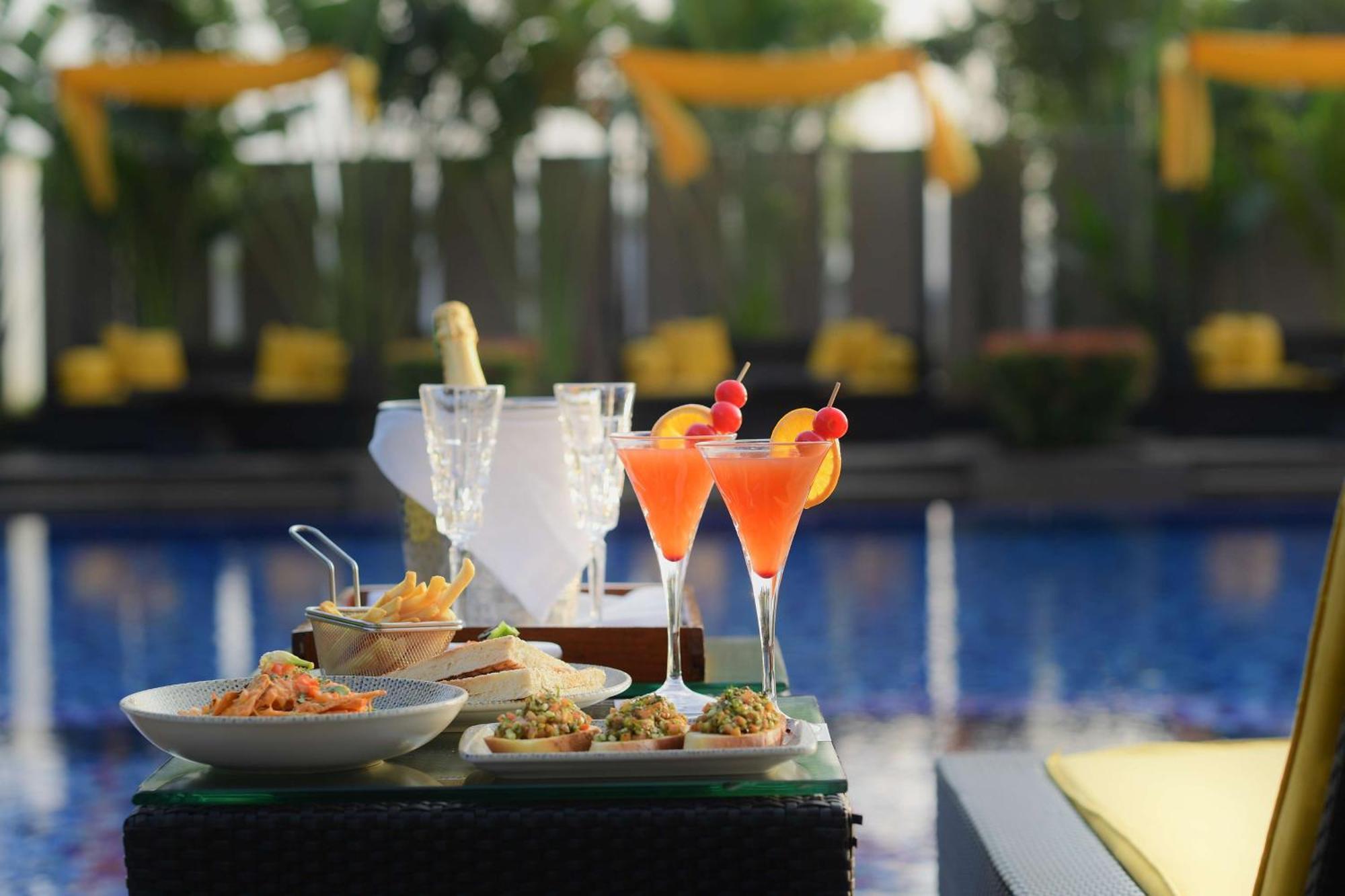 ราดิสสัน บลู โฮเต็ล กูวาฮาติ Hotel ภายนอก รูปภาพ Cocktails at the bar