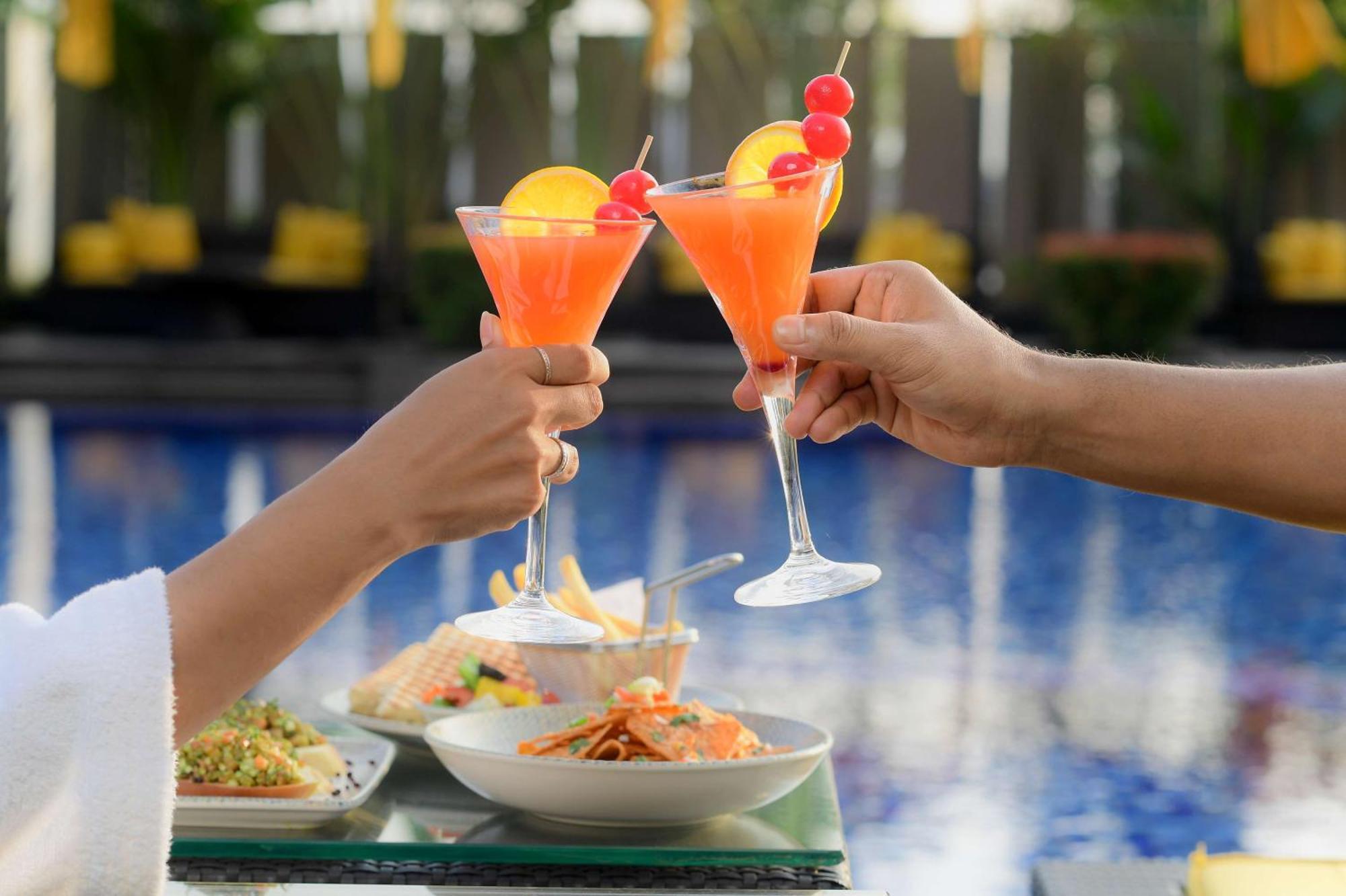 ราดิสสัน บลู โฮเต็ล กูวาฮาติ Hotel ภายนอก รูปภาพ A couple toasting with cocktails